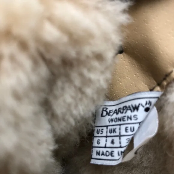 Bearpaw suede winter boots. Lace up back. Super warm and comfortable. Size 6 - Picture 7 of 7